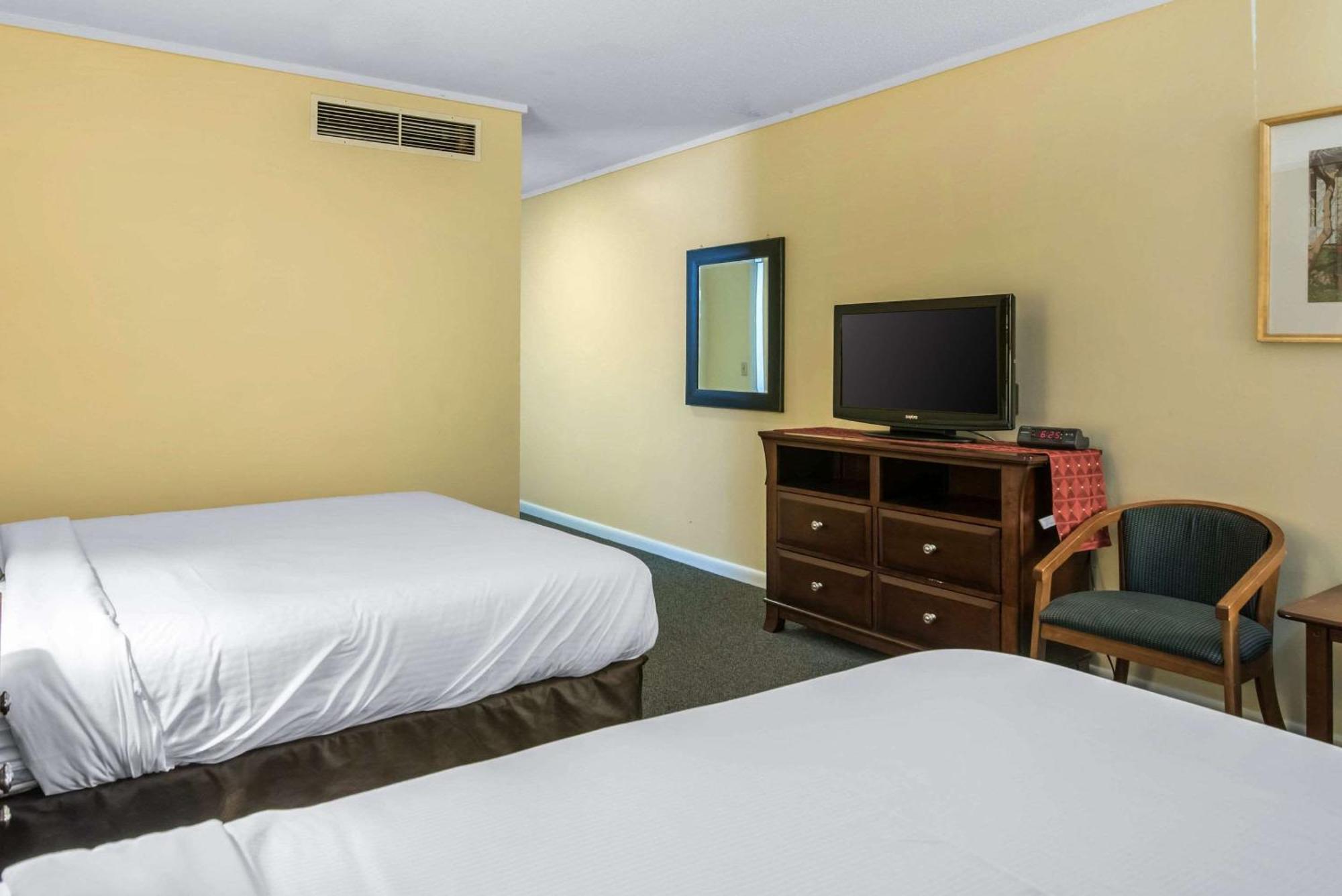 Tiltonlodge Inn & Suites Buitenkant foto